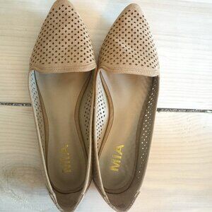 Mia Tan Edie Flat With Laser Cut Pointed Toe Size 6